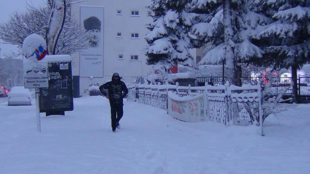 Valilikler peş peşe duyurdu! Kar tatili nedeniyle birçok ilde okullar tatil edildi
