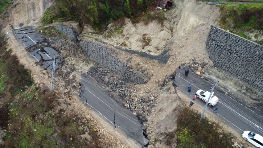 Ordu-İç Anadolu bağlantı yolundaki heyelan havadan görüntülendi