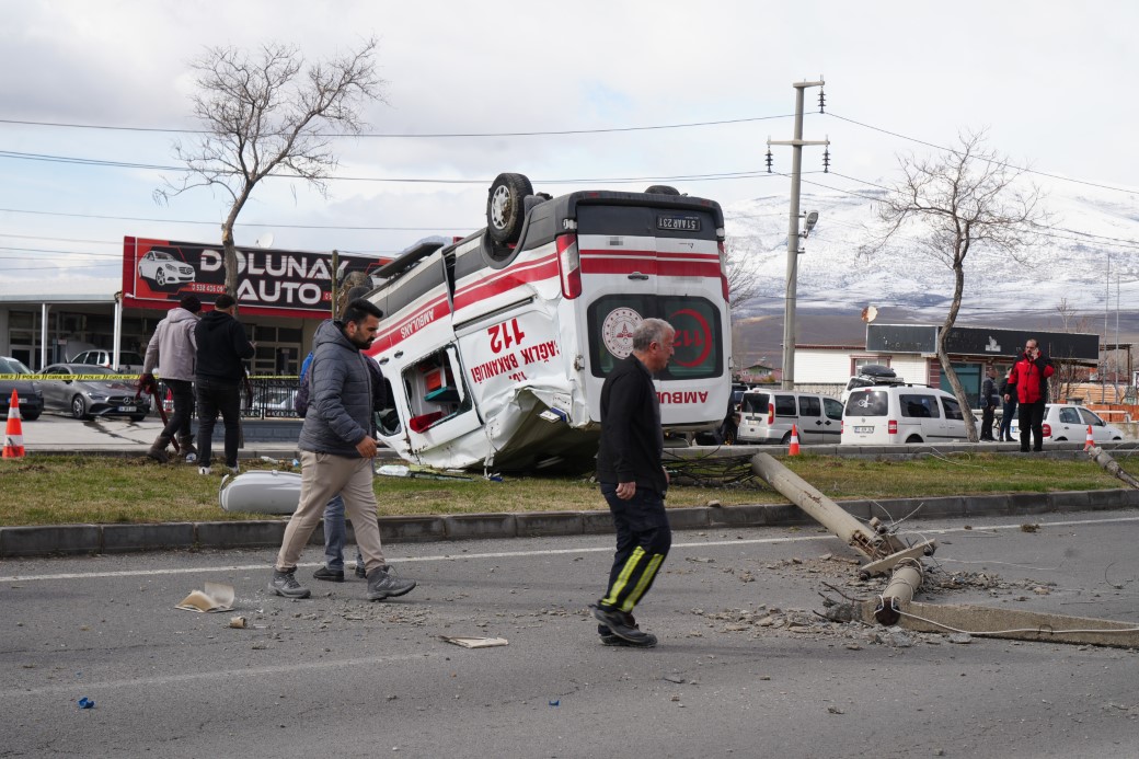 Ambulansla hafif ticari araç çarpıştı: 3 sağlık görevlisi yaralandı