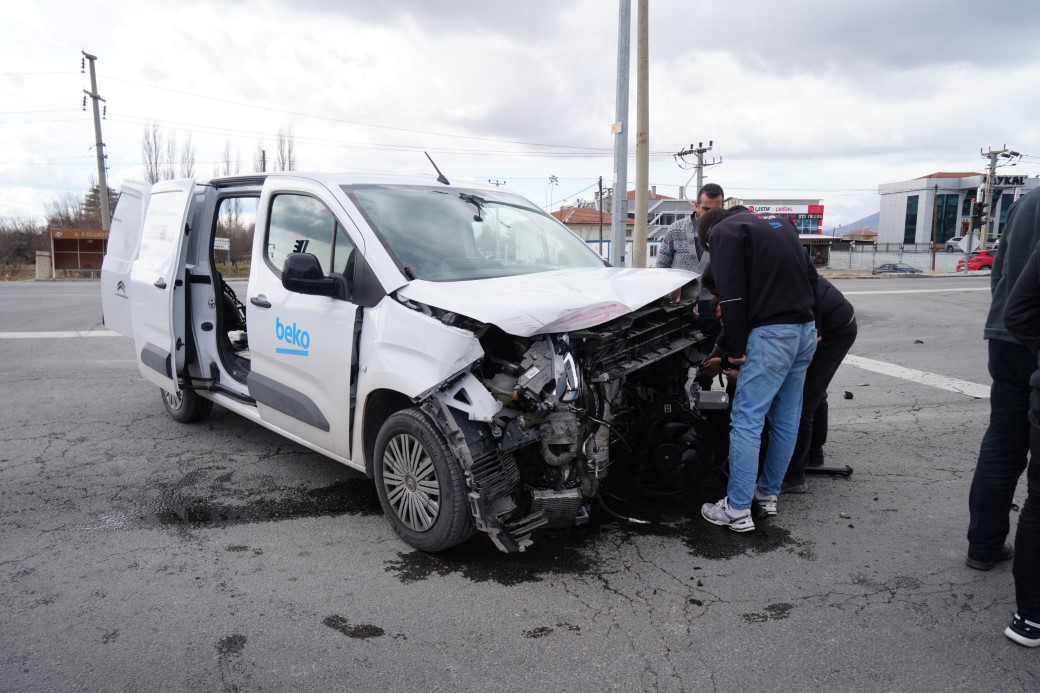 Ambulansla hafif ticari araç çarpıştı: 3 sağlık görevlisi yaralandı