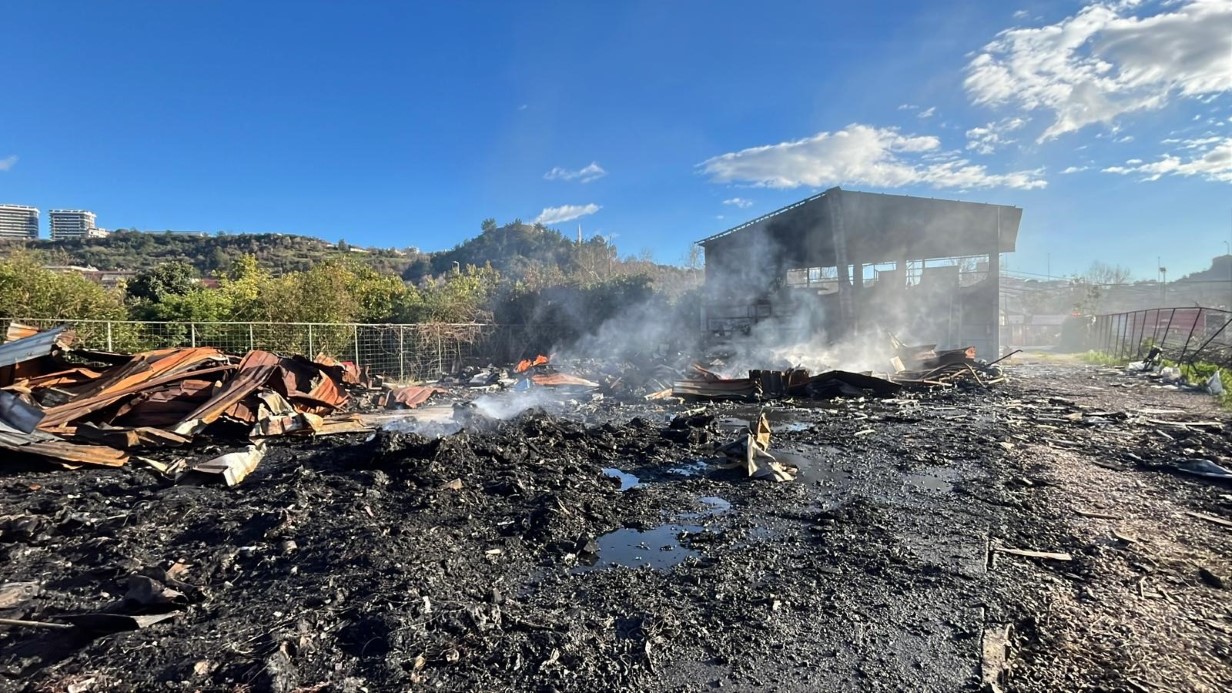 Antalya’nın Alanya ilçesinde klima ve kuluçka makinelerinin bulunduğu deponun yakınında çıkan yangın, depoya sıçramadan söndürüldü.