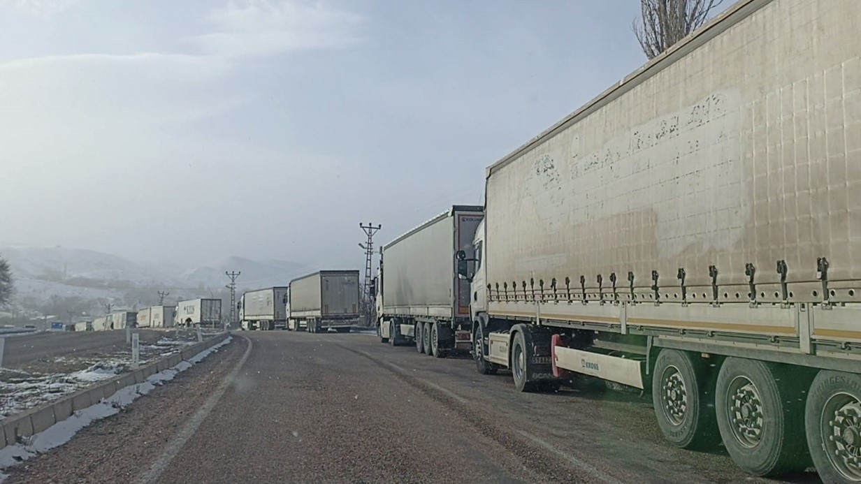 Sivas’ta etkili olan yoğun kar yağışı ve tipi ulaşımda aksamalara neden oldu, Gürün ilçesinde kilometrelerce tır kuyrukları oluştu.
