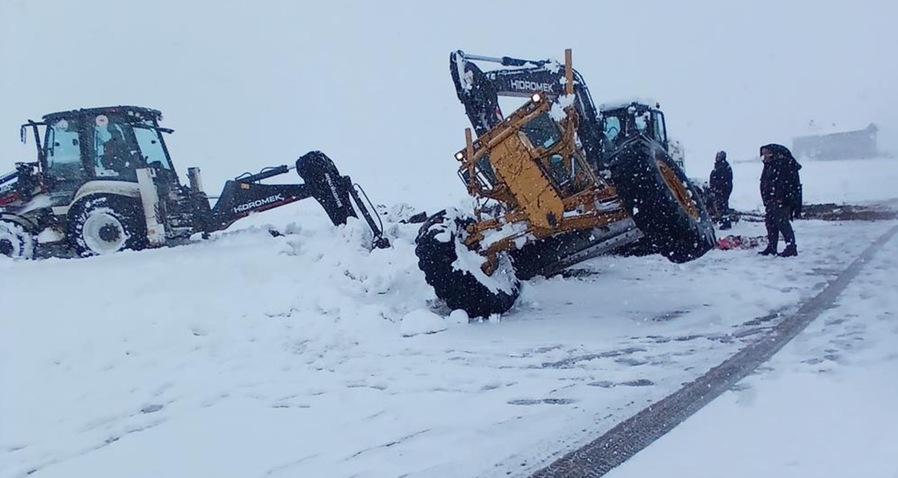 Bayburt’un Aydıntepe ilçesine bağlı Çatıksu grup yolunda fırtına ve yoğun kar nedeniyle mahsur kalan ticari taksi, Arpalı ve Aydıntepe belediyelerinin koordineli çalışmasıyla yaklaşık 2 saatte bulunduğu yerden çıkarıldı. Kara saplanan bir iş makinesi de kontrollü şekilde bulunduğu yerden çıkarıldı.