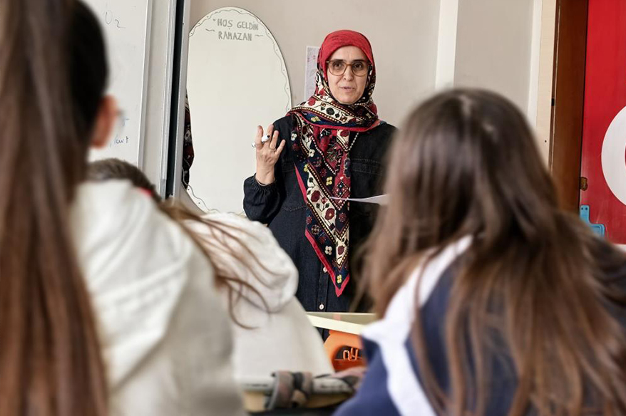 28 Şubat Post-modern darbe kapsamında okullara başörtülü alınmayarak görevden istifa ettirilen Bursa'nın İnegöl ilçesinde görevli kadın öğretmenler, 29 yıl önce yaşadıkları dramı gözyaşlarıyla anlattılar. Yıllar sonra görevlerine devam eden öğretmenler Sakine Zengin ve Vahide Coşkun, yaşadıkları dramı İhlas Haber Ajansı ile paylaştılar.