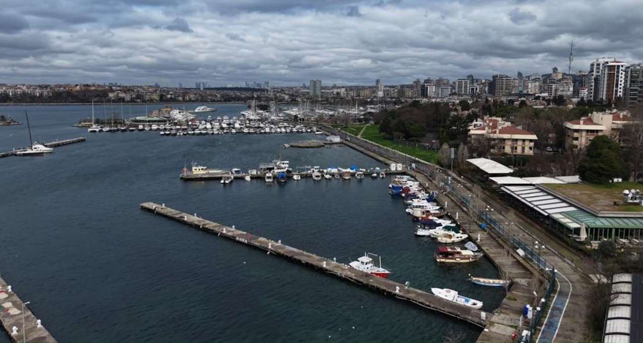  İstanbul'un köklü kıyı kültürlerinden biri olan Fenerbahçe'deki amatör balıkçı geleneği, marina sahasında yaşanan yeni süreçle birlikte tartışma konusu oldu. Marina alanının 5 Şubat 2025'te ihale edilip 11 Şubat 2025'te yeni işletmeye devredilmesinin ardından, bölgede uzun yıllardır faaliyet gösteren amatör balıkçı teknelerine yönelik tahliye süreci başlatıldı.