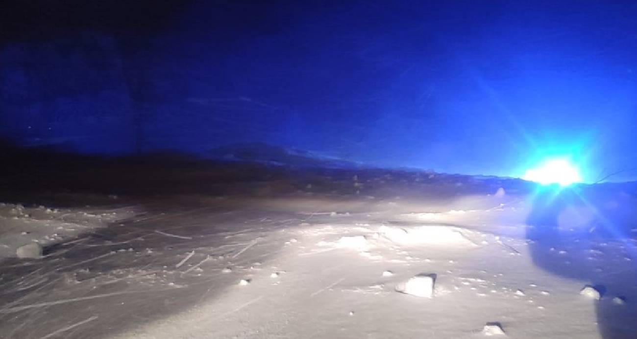 Giresun’u İç Anadolu’ya bağlayan Eğribel Tüneli girişinde etkili olan kar yağışı nedeniyle çığ düştü, karayolu ulaşıma kapandı.