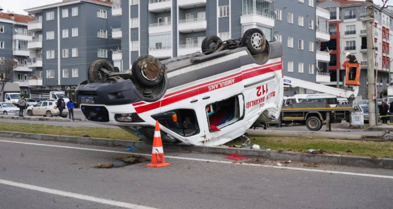 Niğde’nin Bor ilçesinde ambulans ile hafif ticari aracın çarpıştığı kazada 3 sağlık görevlisi hafif yaralandı.