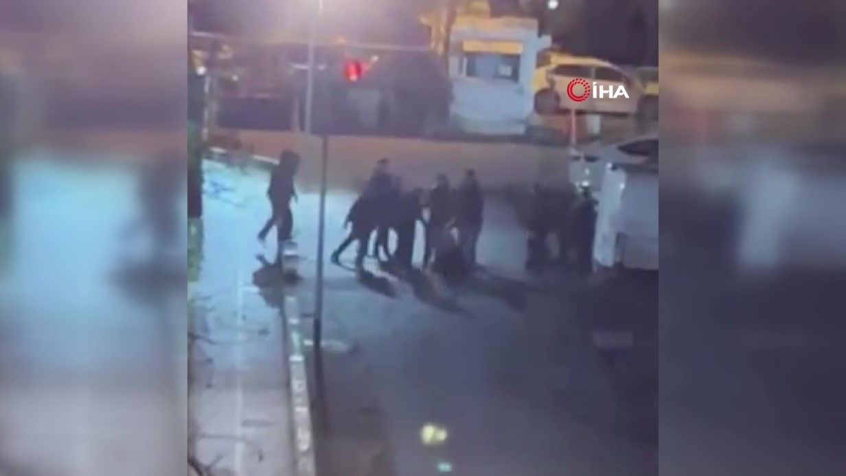 Tarafların birbirlerine tekme tokat saldırdığı anlar saniye saniye kaydedildi.