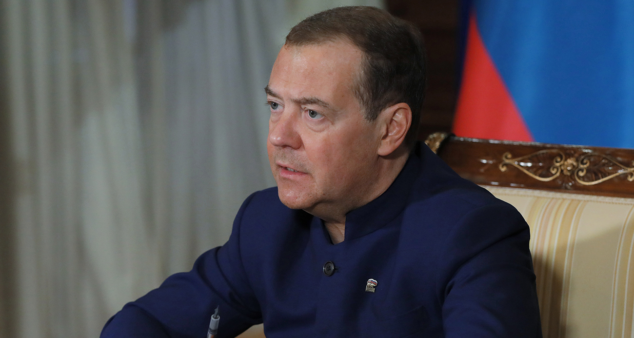 Rusya Güvenlik Konseyi Başkan Yardımcısı Dmitry Medvedev, İran’a yönelik saldırılara ilişkin, "Barış elçisi bir kez daha gerçek yüzünü gösterdi. İran’la yapılan tüm müzakereler bir kamuflaj operasyonudur" dedi.