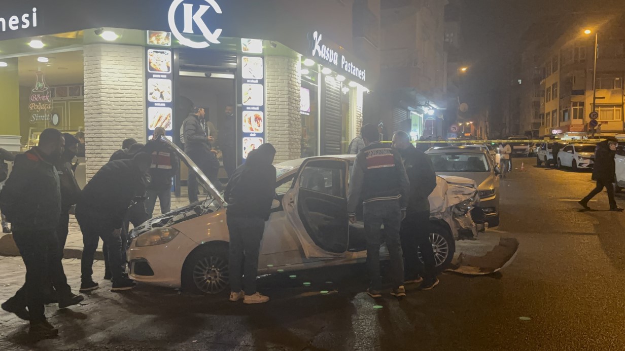 Bah&ccedil;elievler&rsquo;de uyuşturucu satıcılarına operasyon: Jandarmaya ateş a&ccedil;ıldı