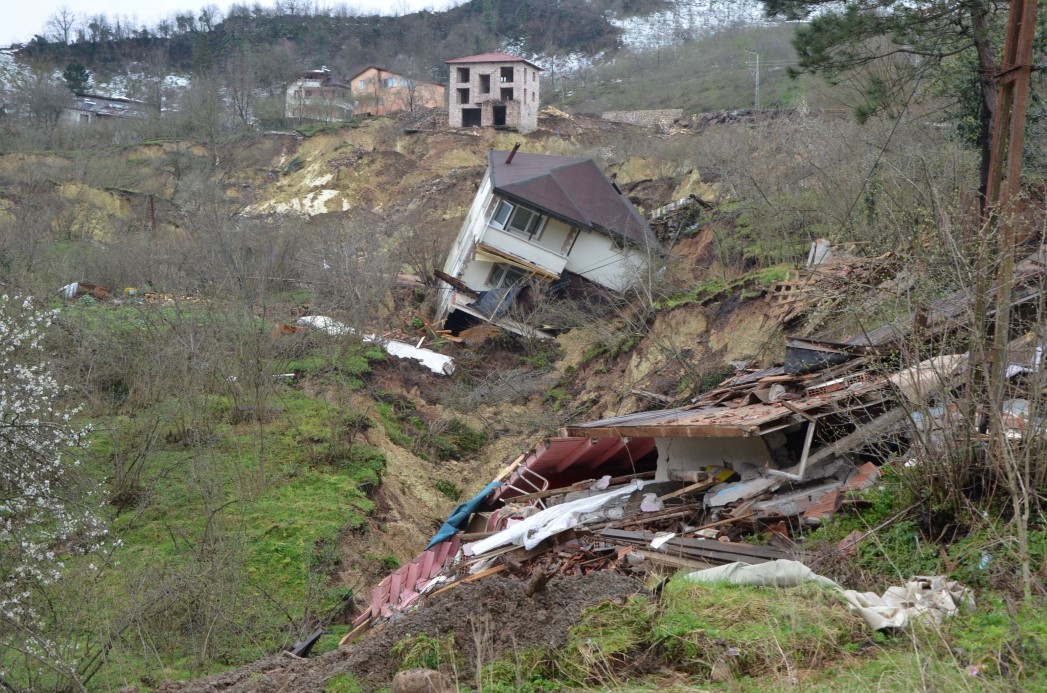 Ordu’da heyelan: Evler yıkıldı, yol çöktü