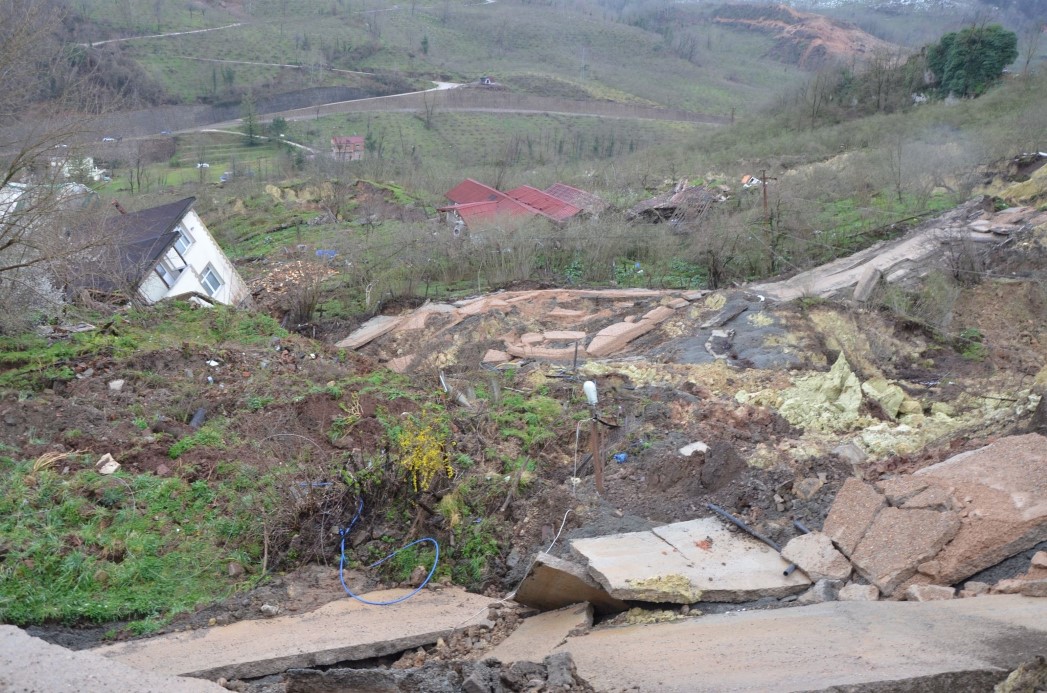 Ordu’da heyelan: Evler yıkıldı, yol çöktü