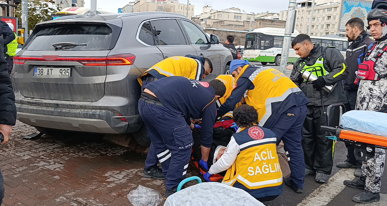 Kayseri’de kontrolden çıkan otomobilin yolun karşısına geçen yayalara çarptığı kazada 5 kişi yaralandı.