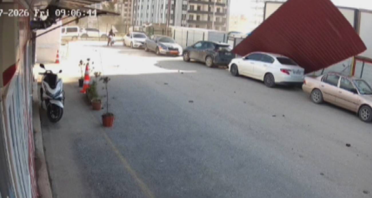 Hatay’da etkili olan fırtına, konteynere ait olan sac çatıyı yerinden sökerek park halindeki 2 aracın üzerine attı.