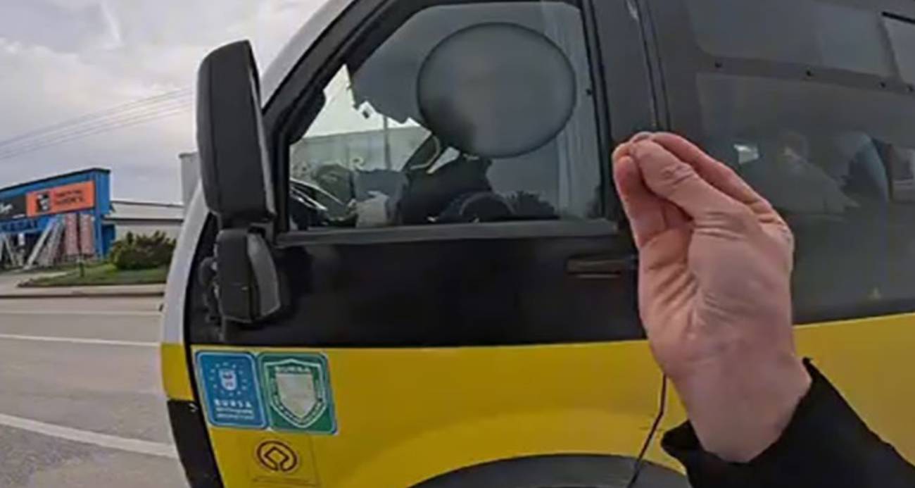 Bursa’da otobüs motosikletlinin önüne kırdı