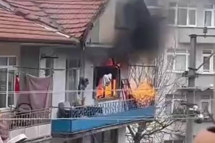 Evde çıkan yangında elektrik kabloları patladı