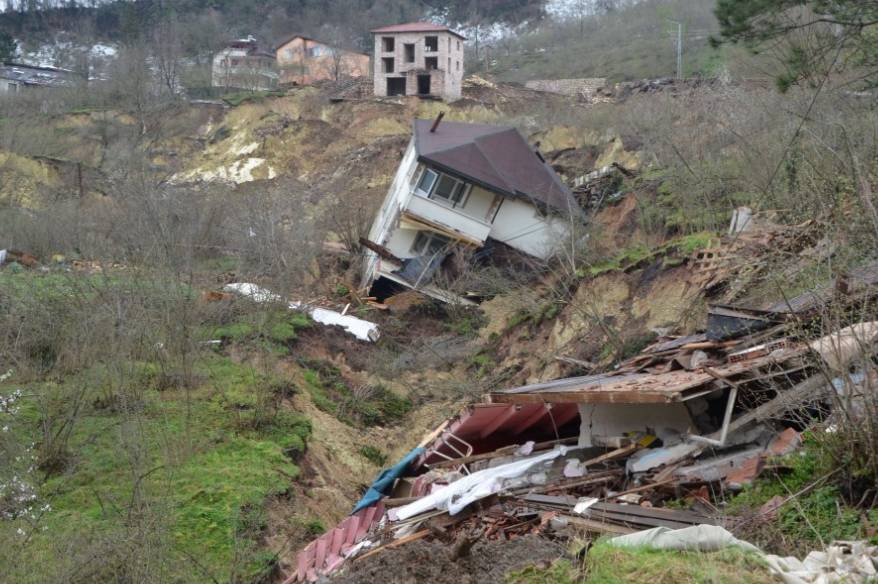 Ordu’da heyelan: Evler yıkıldı, yol çöktü!