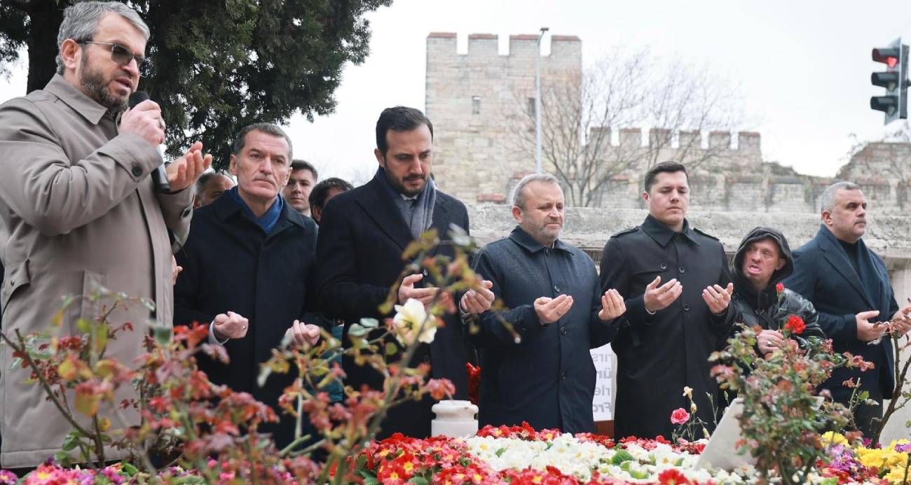 Eski Başbakan Necmettin Erbakan kabri başında anıldı