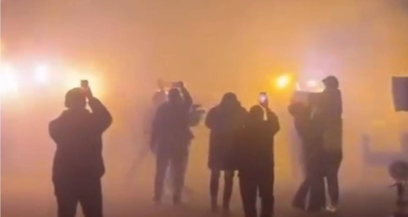 Trendyol Süper Lig’in 24. haftasında deplasmanda Antalyaspor ile karşılaşacak olan Fenerbahçe, Antalya’da taraftarlar tarafından meşaleler ile karşılandı.