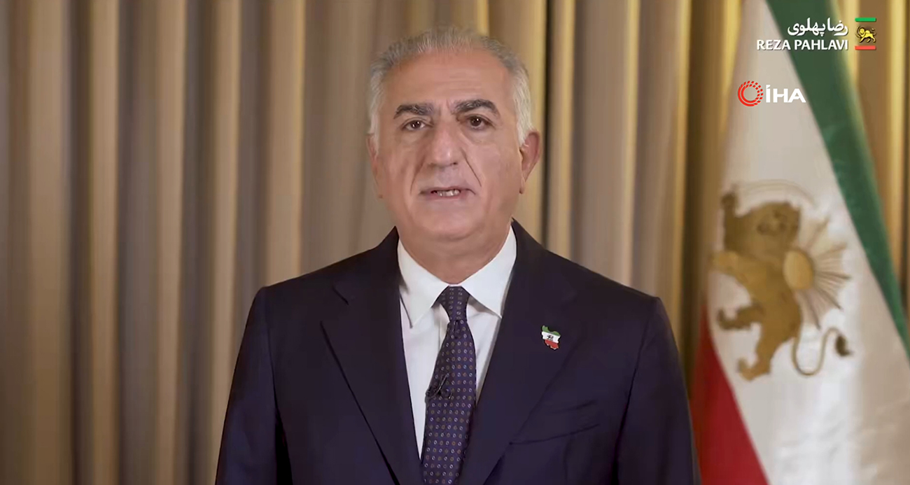 Devrik İran Şahı Muhammed Rıza Pehlevi’nin sürgündeki oğlu Rıza Pehlevi, İran’ın dini lideri Ayetullah Ali Hamaney’in ölümüyle İran rejiminin fiilen sona erdiğini savunarak, "Rejim kalıntılarının Hamaney'e bir halef atamaya yönelik her türlü girişimi daha en başından başarısız olmaya mahkumdur. Onun yerine kimi getirirlerse getirsinler, ne meşruiyeti ne de kalıcılığı olacaktır ve hiç şüphesiz rejimin suçlarına ortak sayılacaktır" açıklamasında bulundu.