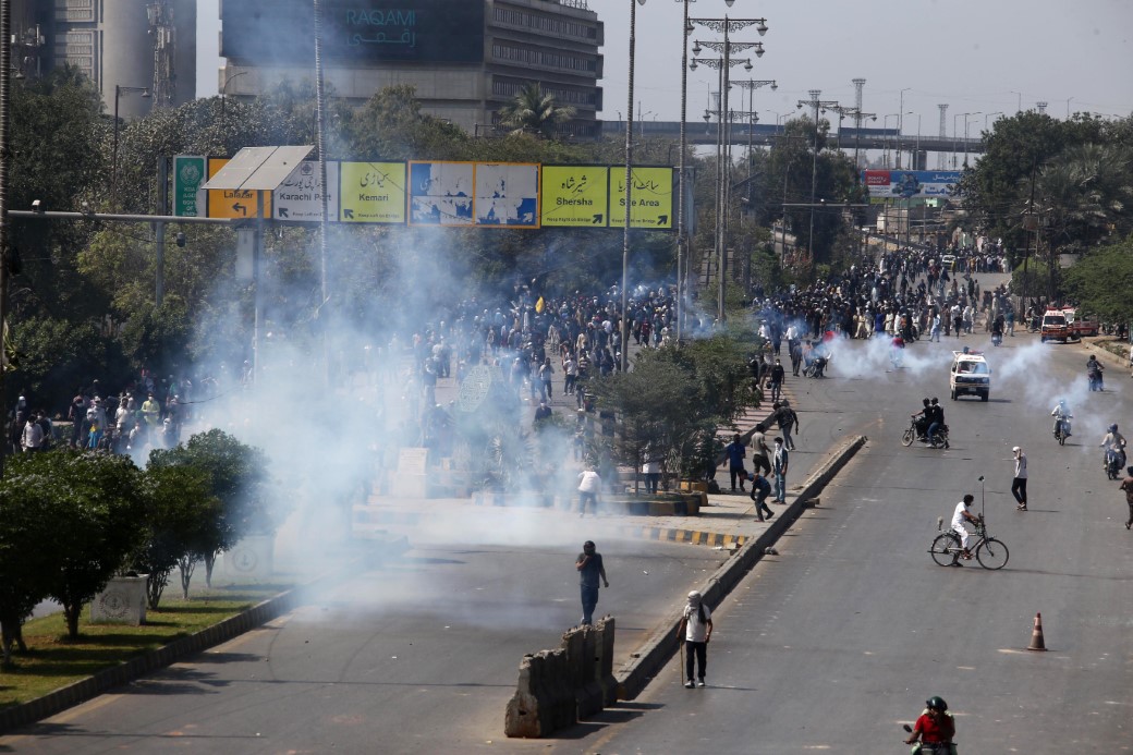 Pakistan'da ABD Büyükelçiliği önünde protesto: 8 ölü