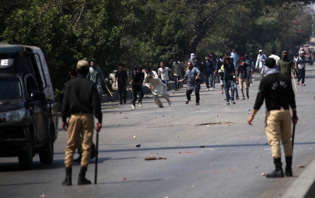 Pakistan'da ABD Büyükelçiliği önünde protesto: 8 ölü