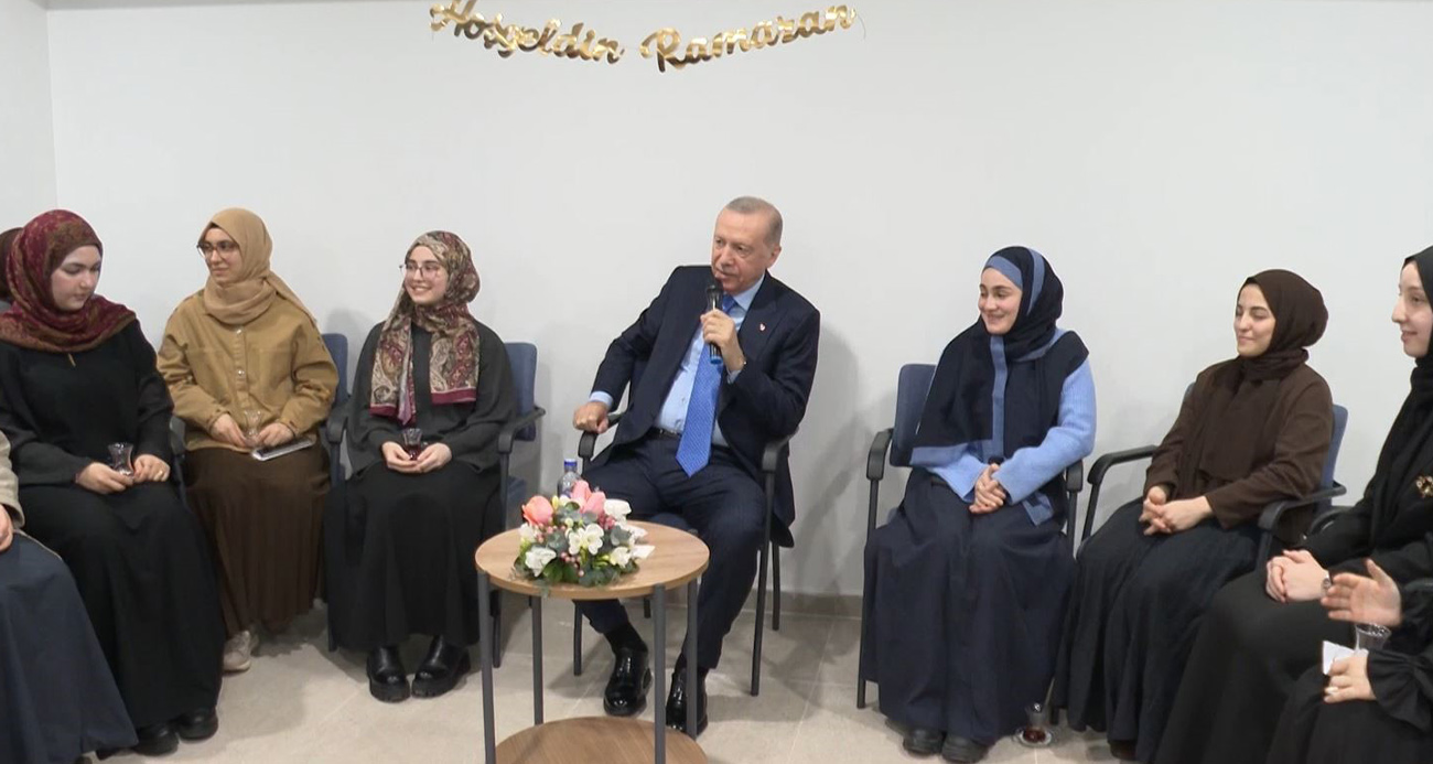 Cumhurbaşkanı Recep Tayyip Erdoğan, Marmara Üniversitesi İlahiyat Fakültesi öğrencilerini yurtlarında ziyaret etti. Öğrencilerle sohbet eden Erdoğan, "Alkışlanacak bir süreçtesiniz. Burada devam eden bu talebelik yıllarınızı bir büyüğünüz olarak çok önemsiyorum. Aynı zamanda bir İmam Hatipli olarak önemsiyorum" dedi.