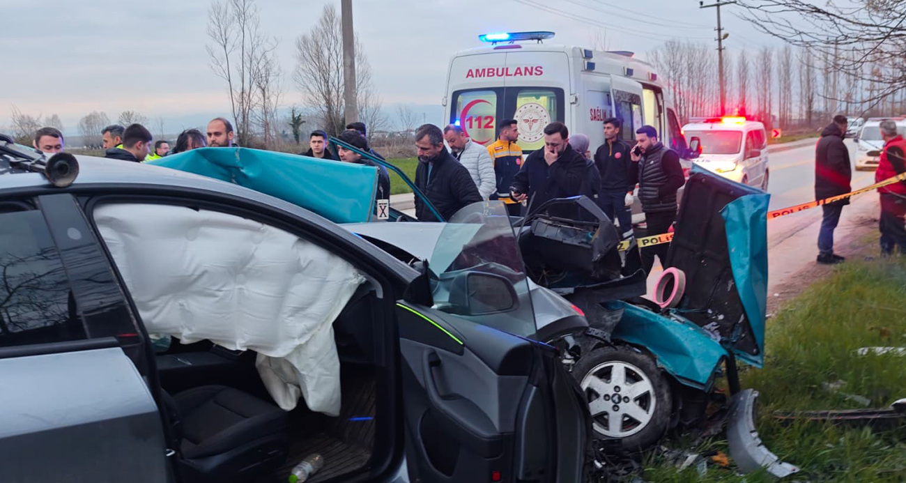 Sakarya’nın Akyazı ilçesinde iftar vakti meydana gelen kazada, bir otomobil ile SUV tipi araç çarpıştı. Kazada 22 yaşındaki otomobil sürücüsü hayatını kaybederken, diğer araçtaki 1 kişi de yaralandı.