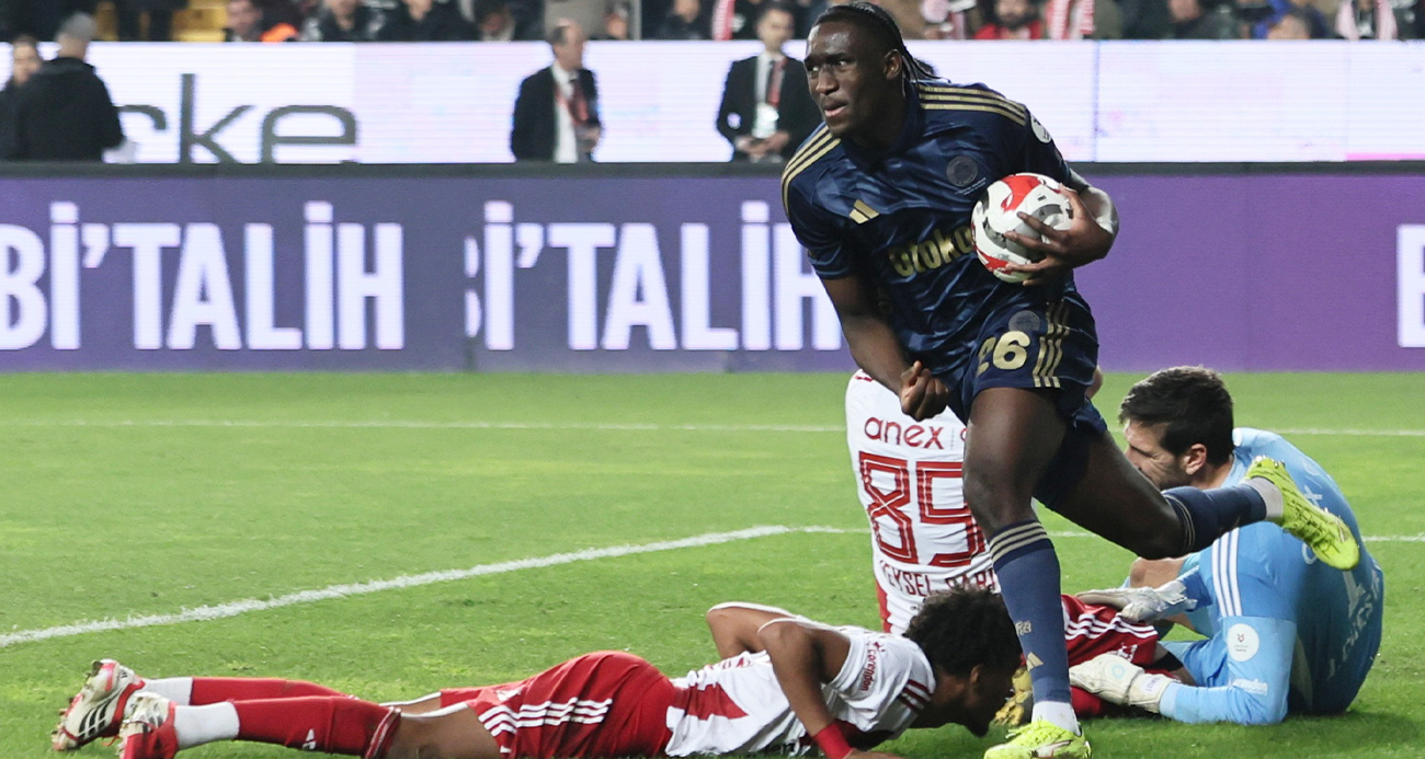 Fenerbahçe, Trendyol Süper Lig’de Antalyaspor ile 2-2 berabere kalırken, bu sezon 3. kez 2 farklı geriye düştüğü maçta puan aldı.