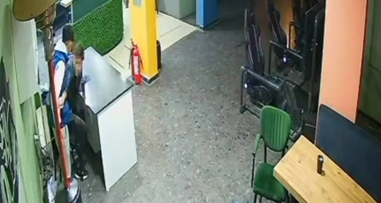 Afyonkarahisar’da meydana gelen olayda 17 yaşındaki bir şahıs, oyun oynamak için gittiği internet kafede aynı yaştaki çocuğu defalarca bıçakladı.