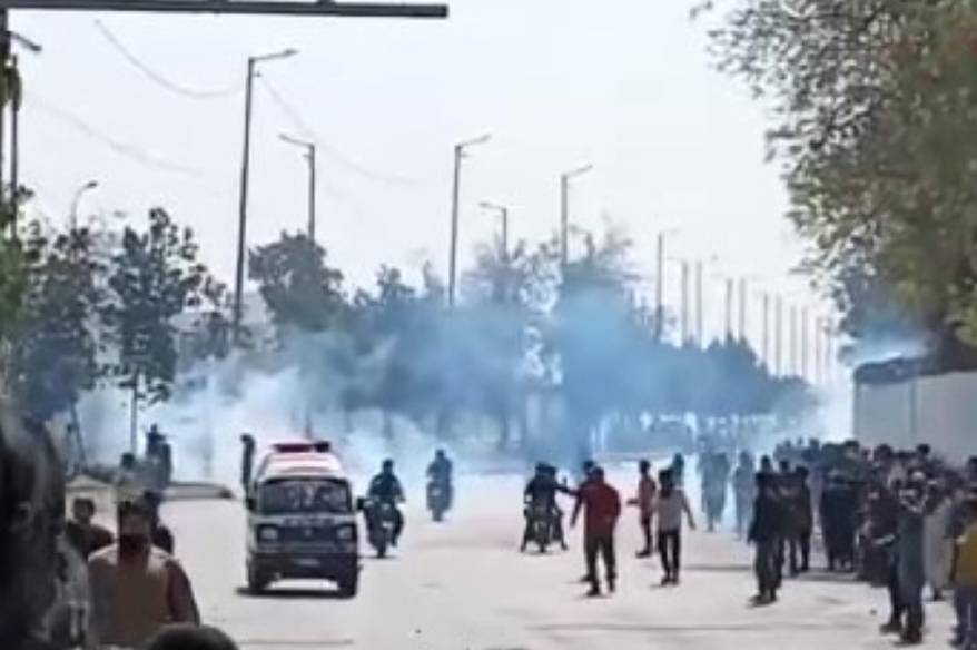 Pakistan'da ABD Büyükelçiliği önünde protesto: 8 ölü