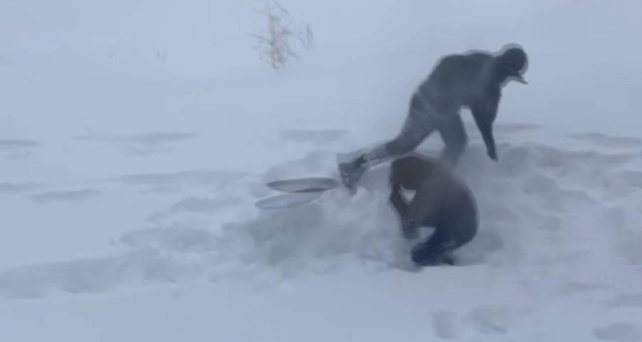 İki kardeşin tepsiyle kayarak eğlendikleri anlar, havaya atılan tepsinin küçük çocuğun başına isabet etmesiyle yerini gözyaşına bıraktı.