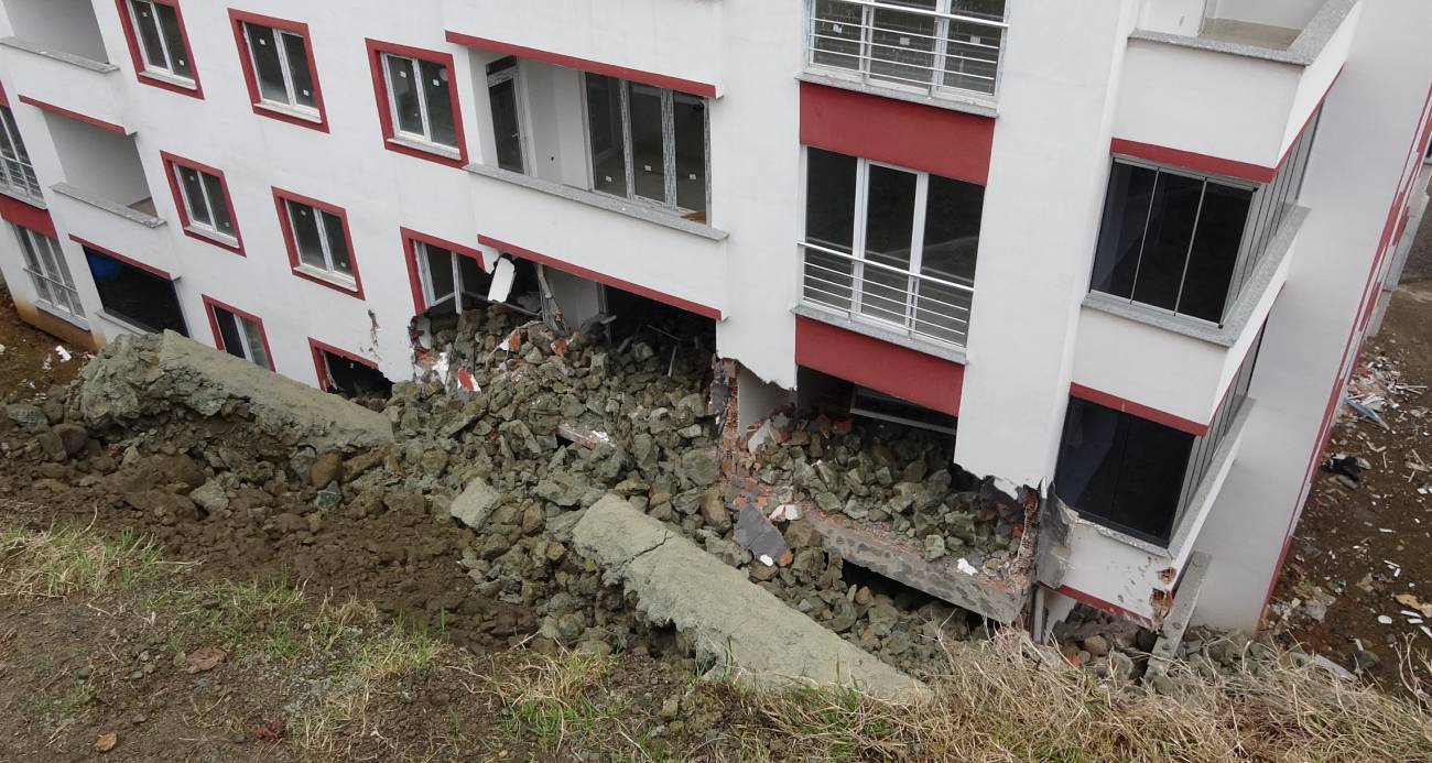 Trabzon’un Yomra ilçesinde sabah saatlerinde istinat duvarının çökmesi sonucu 9 katlı yeni bir binanın iki dairesinde hasar meydana geldi.
