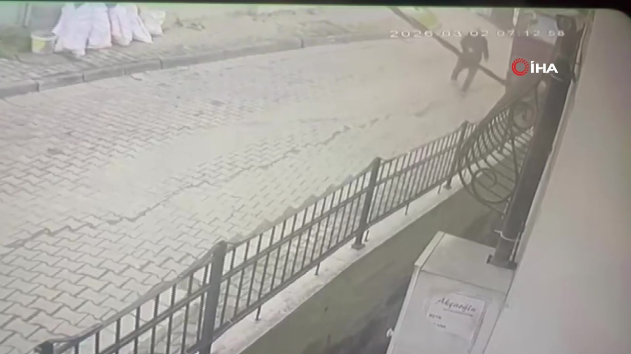 Aracın demir korkuluklara çarparak durması faciayı önlerken, kaza anı kameraya yansıdı.