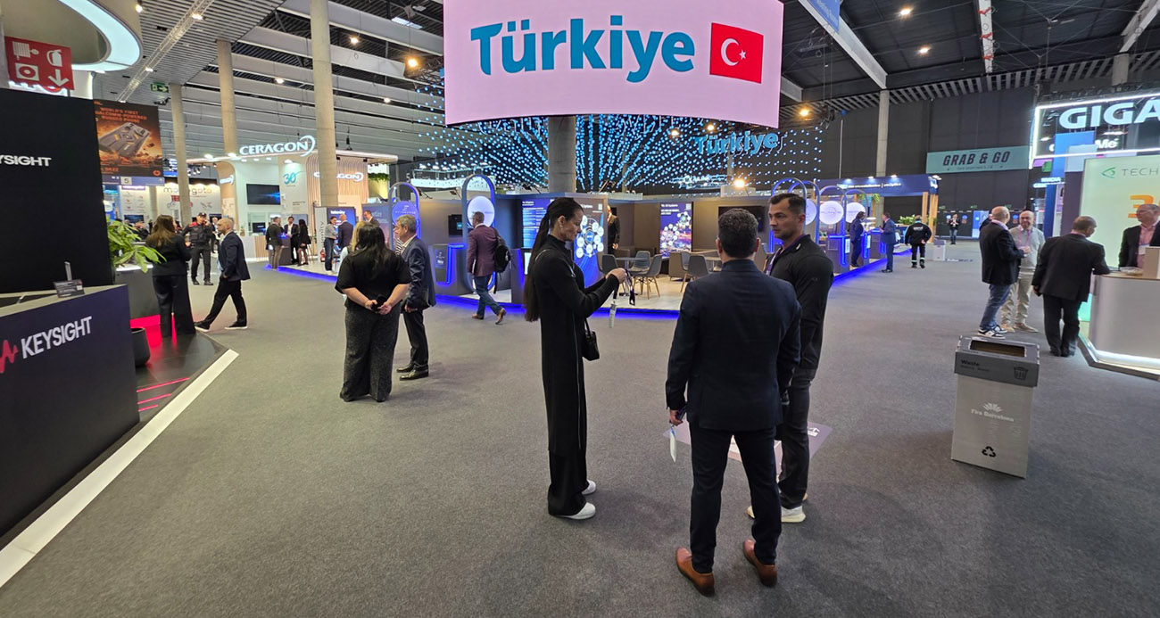 İspanya’nın Barselona kentinde açılan mobil teknoloji fuarı MWC26’nin stantları, bu yıl rekor sayıda "cisimleşmiş yapay zeka" ve "metal yaka" uygulamalarına ev sahipliği yapıyor. MWC26 fuarında Türkiye’den 19’u milli iştirak kapsamında olmak üzere toplam 39 katılımcı firma, kuruluş ve teknoloji girişimi yer alıyor. İTO Başkanı Şekib Avdagiç, ’’Yapay zekayı Türkiye’nin yeni büyüme modeli, yeni ihracat hikayesi ve yeni küresel konumunun belirleyicisi yapmalıyız. Teknolojiyi yalnız kullanan değil, geliştiren gençler yetiştirmeye odaklanmayı ülkemiz için beka meselesi görüyoruz" dedi.