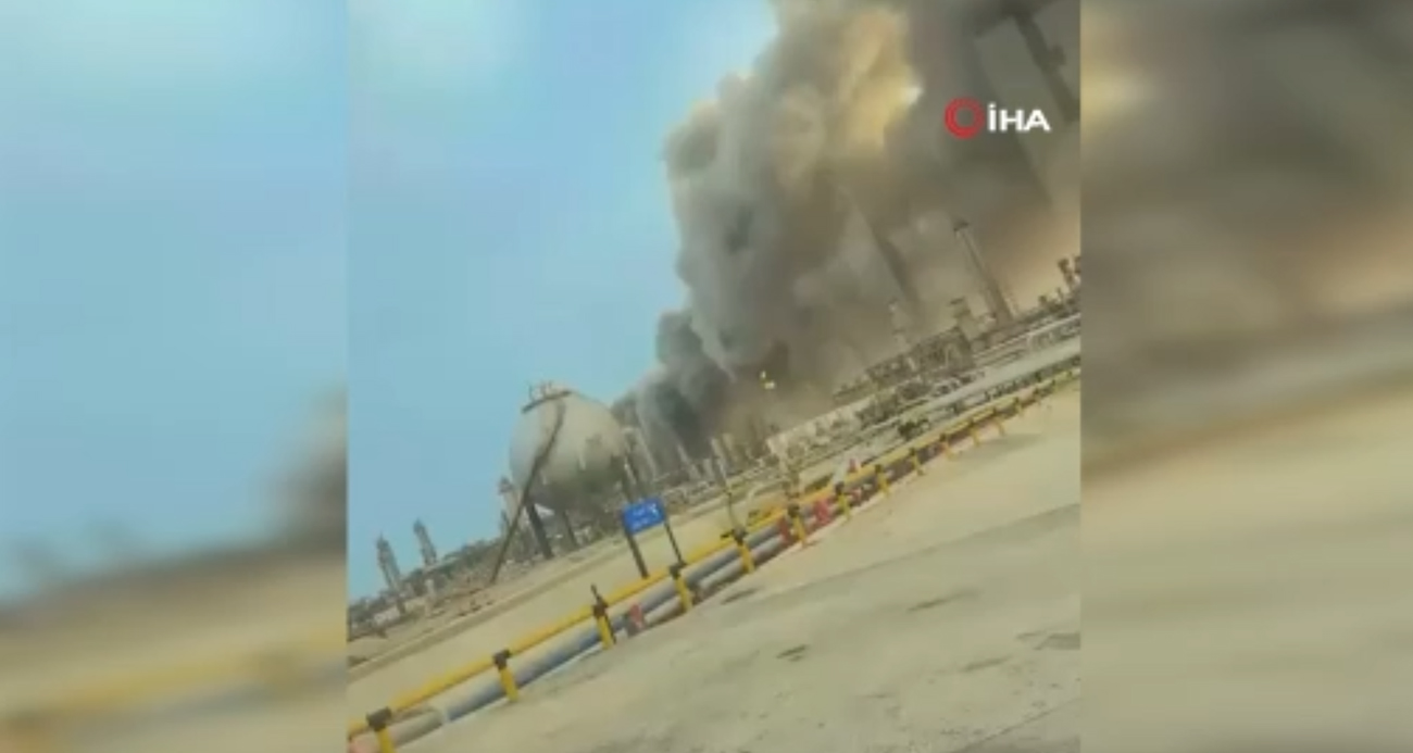 ABD ve İsrail'in cumartesi sabah saatlerinde İran'a başlattıkları saldırıların ardından İran misilleme saldırılarına devam ediyor. Suudi Arabistan'da ülkenin ekonomik can damarı olarak görülen Ras Tanura'daki Aramco petrol rafinerisi vuruldu. Saldırı sonrası tesiste yangın çıktı. İlk bilgilere göre olayda can kaybı ya da yaralanma yaşanmadı. Bölgeden dumanlar yükselirken, rafinerideki operasyonlar durduruldu.