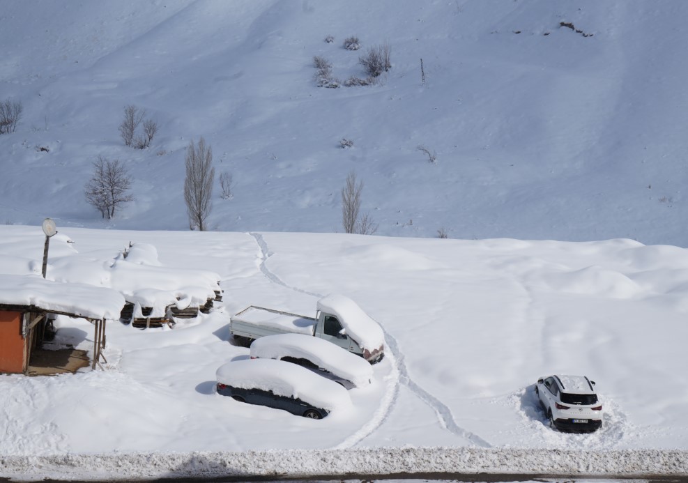 Erzurum’da kar yağışı durdu, çilesi devam ediyor