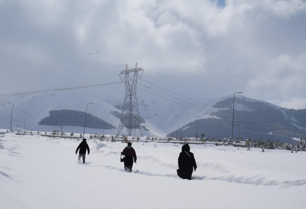Erzurum’da kar yağışı durdu, çilesi devam ediyor
