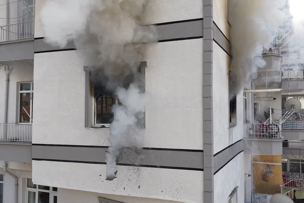 Kırıkkale’de bir apartman dairesinde çıkan yangın itfaiye ekiplerince söndürülürken, dumandan etkilenen 3’ü çocuk 5 kişiye olay yerinde müdahale edildi. Yangın anını anlatan anne, "Bir anda duman çıktı. Hemen dışarı çıktık. Çocukları evde bıraktığımı fark edince geri dönüp onları da çıkardım" dedi.