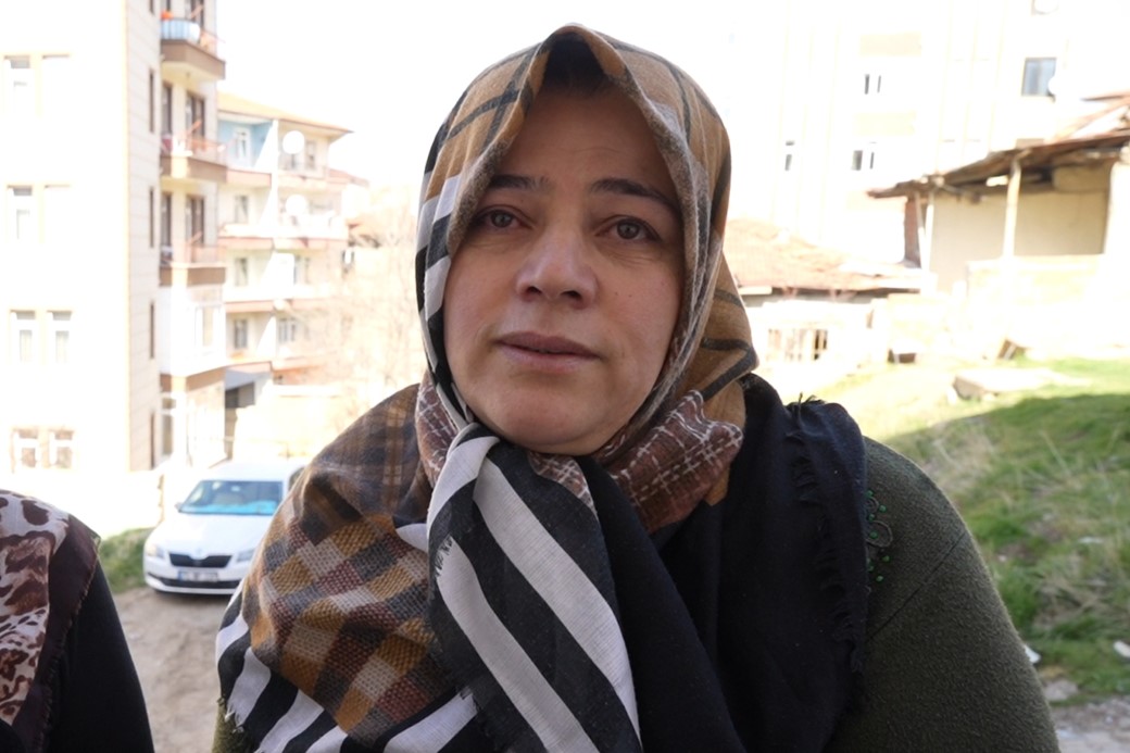 Yardım çağırmak için önce dışarı çıktı, çocuklarını kurtarmak için yanan eve yeniden girdi