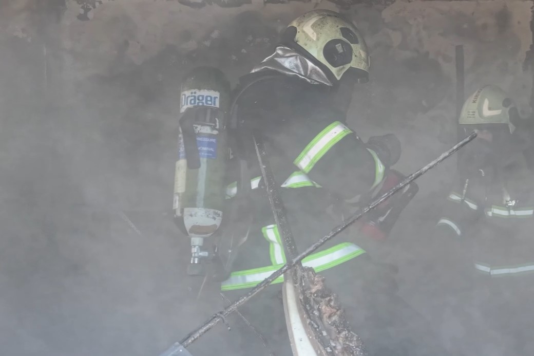 Yardım çağırmak için önce dışarı çıktı, çocuklarını kurtarmak için yanan eve yeniden girdi