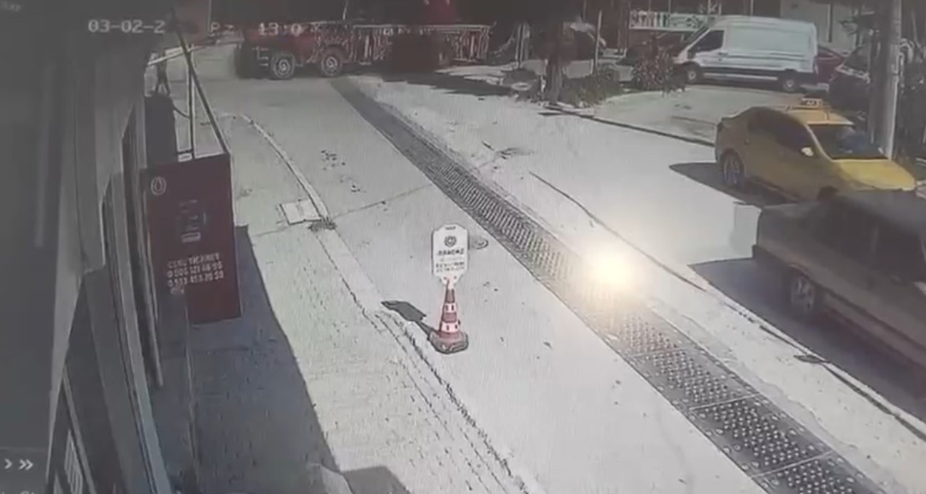 Kontrolden çıkan vincin otomobilleri sürüklediği anlar kamerada