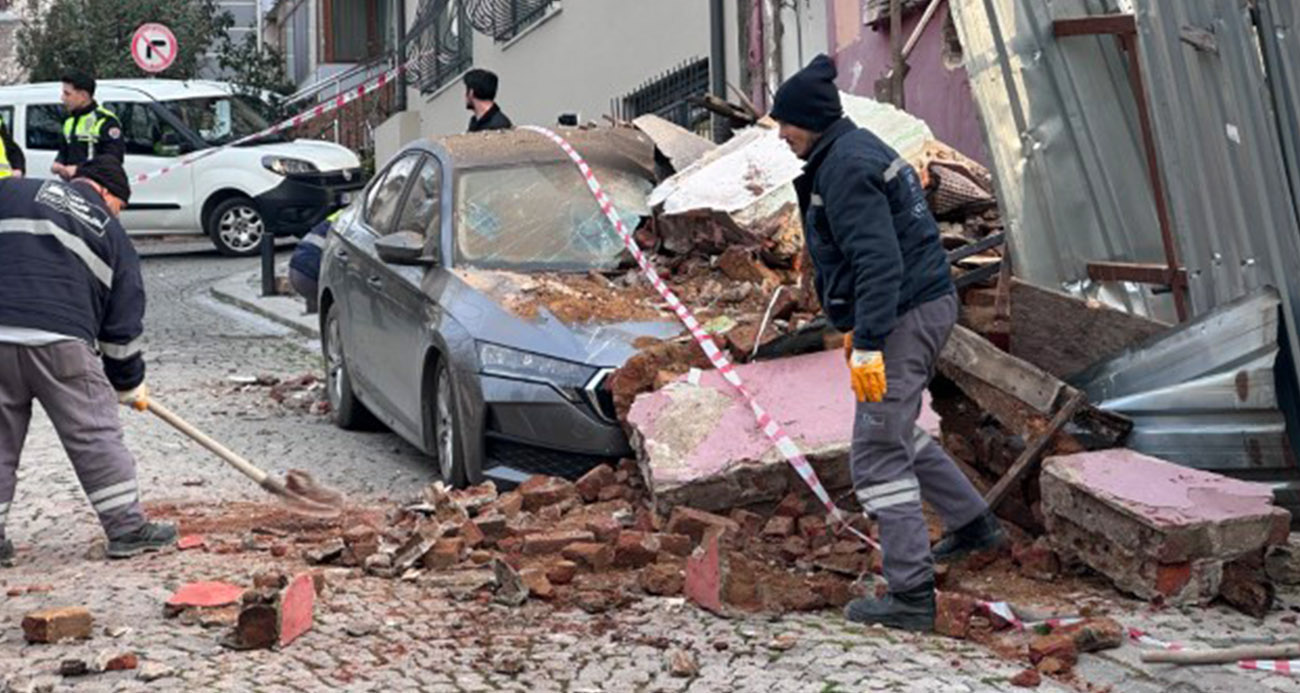 Beşiktaş’ta metruk bina park halindeki aracın üzerine çöktü - ASAYİŞ