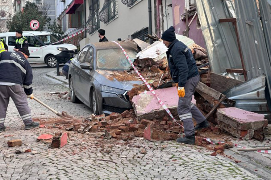 Beşiktaş’ta metruk bina park halindeki aracın üzerine çöktü