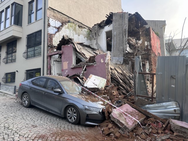 Beşiktaş’ta metruk bina park halindeki aracın üzerine çöktü