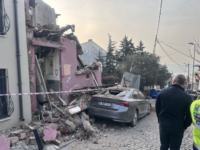 Beşiktaş’ta metruk bina park halindeki aracın üzerine çöktü