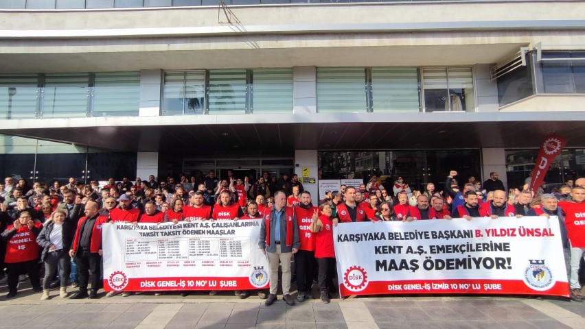 Karşıyaka’da 7 aydır maaş alamayan işçiler belediye kapısında