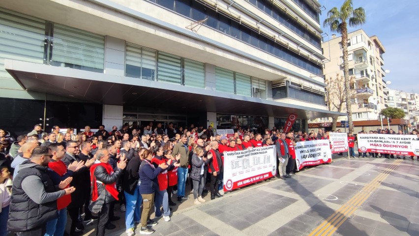 Karşıyaka’da 7 aydır maaş alamayan işçiler belediye kapısında