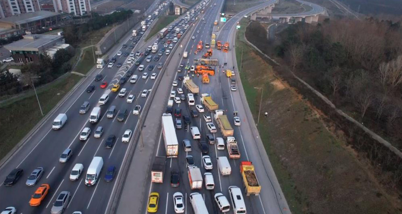 Eyüpsultan TEM’de zincirleme trafik kazası: Hafriyat kamyonu devrildi, iki araç bariyerlere çarptı