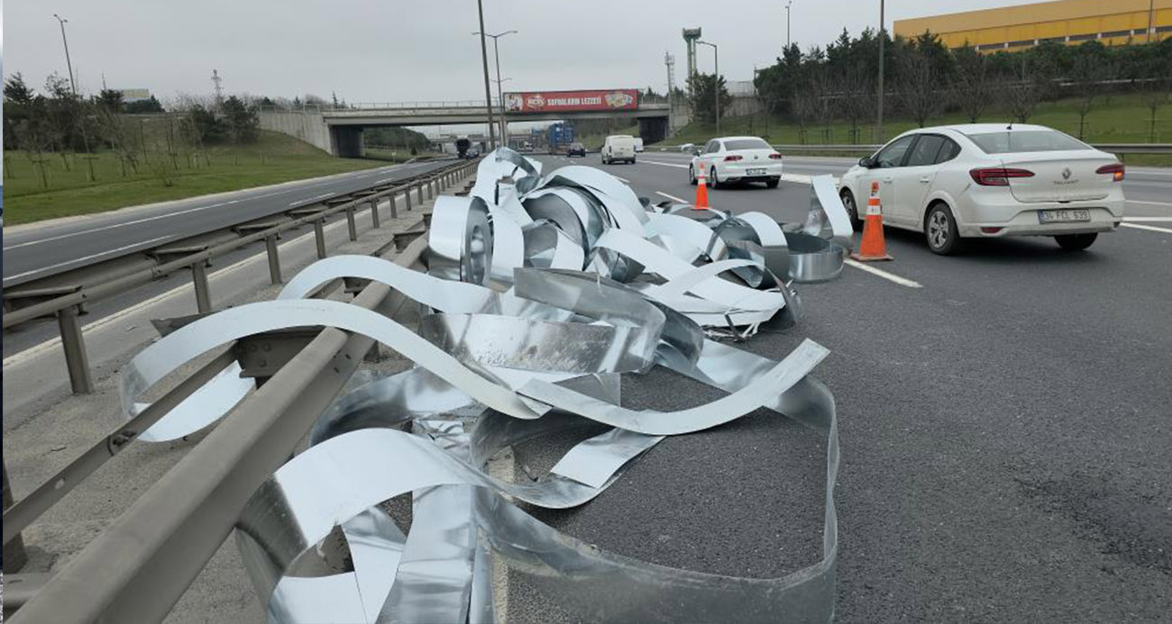 İstanbul-Edirne otoyolu’nda kaza: Rulo saclar yola savruldu